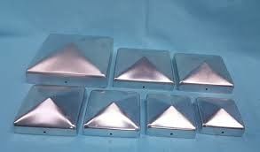 Hierro labrado cerca cuadrada Post Caps del metal de 3 pulgadas triángulo negro del metal del oro de 1-3/8”