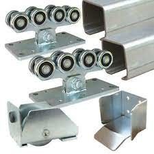 la puerta de desplazamiento de los materiales del metal fabricó los accesorios