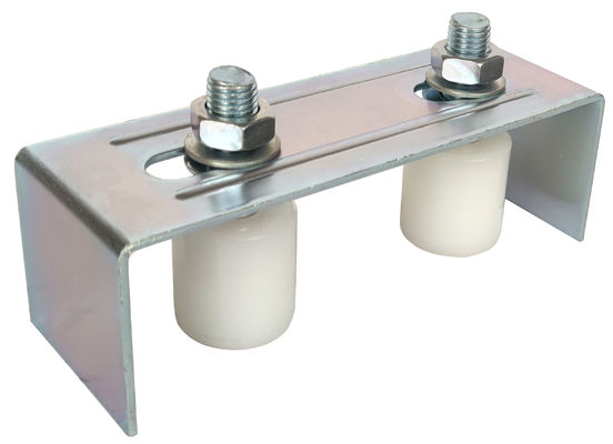 Soporte de guía dual de la puerta de desplazamiento de los rodillos L universal 64m m ajustables resistentes del poste de la parte posterior