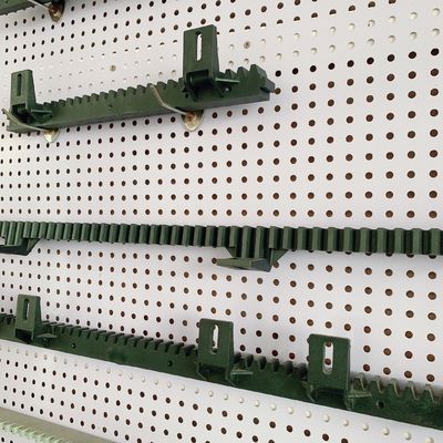 Plástico negro dentado automático eléctrico del estante de engranaje de la puerta de la poliamida de nylon M4