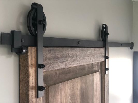 Solo equipo grande negro básico de desplazamiento de madera del rodillo de la rueda del rayo del hardware de la puerta de granero de los 6.6FT